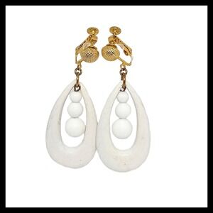 1980s Carol DAUPLAISE White Plastic Mod Dangles Tear Drop Clip-on Screw Earrings